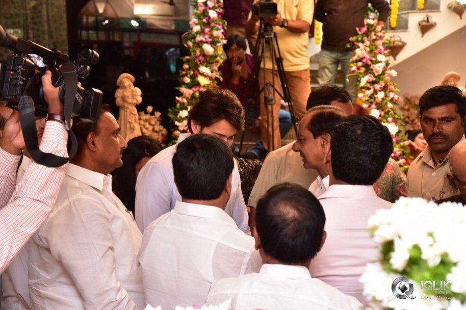 Celebrities-pay-homage-to-superstar-Krishna